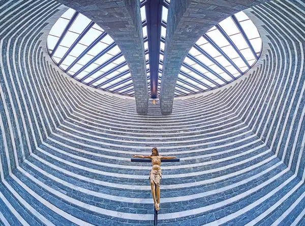 MOGNO, SWitzERLAND - 29 Mart 2022: Mogno köyü, Val Lavizzara, Vallemaggia, İsviçre 'deki modern San Giovanni Battista Kilisesi' nin duvarındaki haç