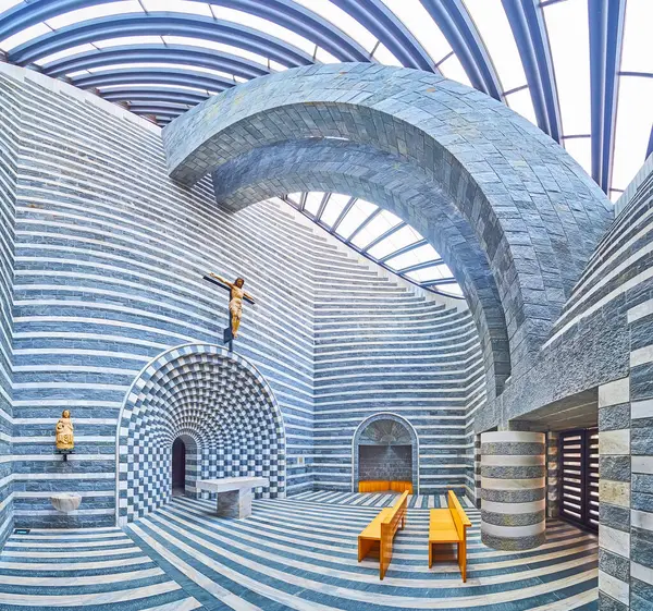 MOGNO, SWitzERLAND - 29 Mart 2022: San Giovanni Battista Kilisesi iç mimarisi taş sunak ve güzel heykeller, Mogno, Val Lavizzara, Vallemaggia, İsviçre