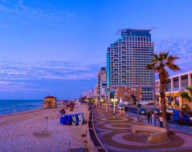 Tel Aviv sahilindeki alacakaranlık ve Shlomo Lahat gezinti güvertesi, Tel Aviv, İsrail