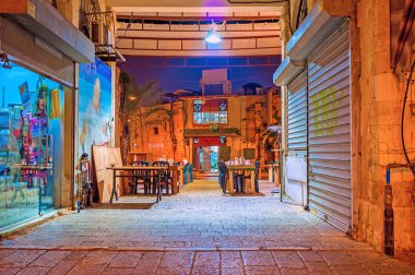 TEL AVIV, ISRAEL - 25 Şubat 2016: Jaffa 'da evin içinden geçen Ha-Gimnasya ha-Ivrit Caddesi' ndeki küçük kafe, 25 Şubat 'ta Tel Aviv' de.