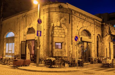Açık hava kafesi Ha-Gimnasya ha-Ivrit Caddesi, Jaffa, Tel Aviv, İsrail 'in ortaçağ ev köşesinde yer almaktadır.