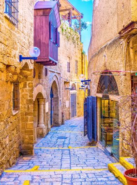 Jaffa 'nın dar virajlı caddesi küçük tezgahları ve ilginç sanat galerilerini saklıyor, Tel Aviv, İsrail