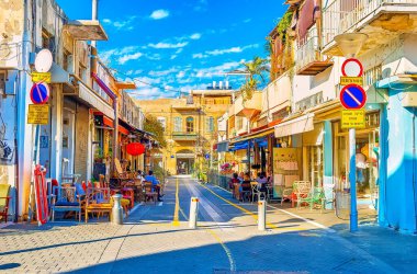 Eski Jaffa 'nın şaibeli Haham Nahman sokağı yerel bit pazarında çok popüler olan açık hava kafeleri ve retro mobilya dükkanlarını saklıyor, Tel Aviv, İsrail.