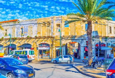 Tel Aviv, İsrail - 25 Şubat 2016: Hareketli bir cadde eski Jaffa üzerinde Şubat 25, Tel Aviv arabalar, mağazalar, kafeler ve Pazar tezgahları, dolu.