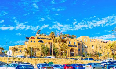 TEL AVIV, ISRAEL - 25 Şubat 2016: Eski Jaffa 'daki sanatçılar mahallesi, 25 Şubat' ta Tel Aviv 'de bulunan Mazal Dagim Caddesi' nde birçok küçük müze ve sanat galerisi bulunan popüler turistik yerdir..