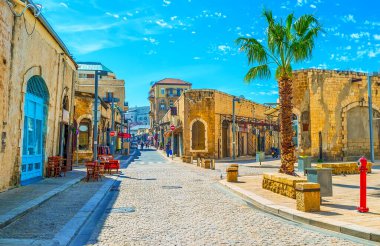 Çok sayıda dükkânı, kafesi ve sanat galerisi olan eski Jaffa caddesi, Tel Aviv, İsrail