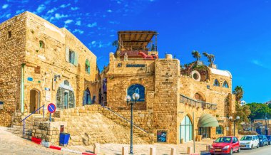 TEL AVIV, ISRAEL - 25 Şubat 2016: Louis Pasteur Caddesi boyunca ortaçağ taş evleri; Ilana Goor Müzesi ve evler arasında dar Mazal Dagim Caddesi manzarası, Jaffa, Tel Aviv, İsrail