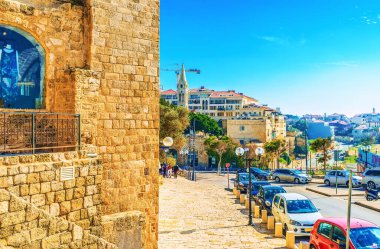 Louis Pasteur Caddesi 'ndeki taş evler. Arka planda Aziz George Kilisesi' nin çan kulesi var. Jaffa, Tel Aviv, İsrail.