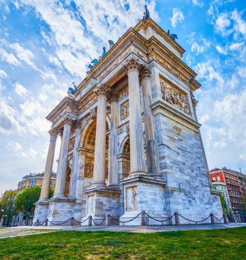 Arco della Pace (Barış Kemeri), İtalya 'nın Milano kentindeki Piazza Sempione Meydanı' nın merkezinde bulunan büyük bir zafer kemeridir.