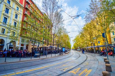 MİLAN, İTALYA - 8 Nisan 2022: Corso Sempione, Arco della Pace 'ten 8 Nisan' da Milano 'ya uzanan geniş, ağaçlık bir bulvar.