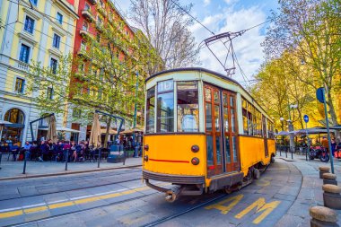 Corso Sempione Bulvarı 'ndan klasik tramvaylar Milan, İtalya' nın modern atmosferine büyüleyici bir eski dünya havası katıyor.