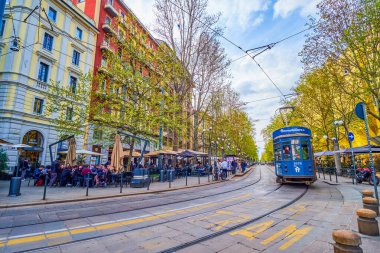 MİLAN, İTALYA - 8 Nisan 2022: Corso Sempione, Arco della Pace 'ten 8 Nisan' da Milano 'ya uzanan geniş, ağaçlık bir bulvar.