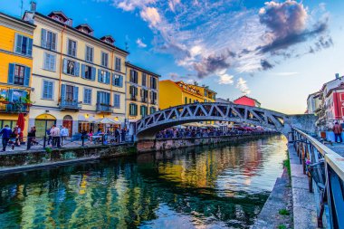 MILAN, ITALY - 08 Nisan 2022: Naviglio Grande gezinti güvertesi 8 Nisan 'da Milano, İtalya' da gerçek Milan gecelerinin tadını sunar