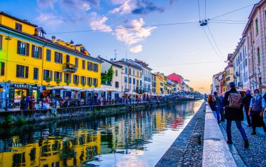 MILAN, ITALY - 08 Nisan 2022: Naviglio kanalının gece cazibesi müzik ve gece yarısı sohbetleriyle birlikte 8 Nisan 'da İtalya' nın Milano kentinde