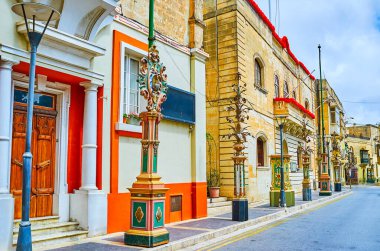 Eski şehrin merkez caddeleri ve meydanları Rabat, Malta 'daki şehir festivali nedeniyle çelenkler, çiçek kompozisyonları ve fenerlerle zenginleştirilmiştir.