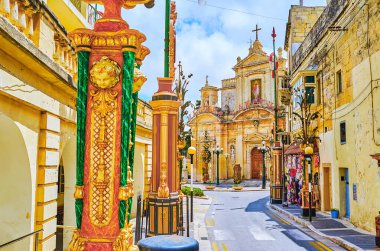 St. Agatha caddesindeki St. Paul Kilisesi şehir ziyafeti nedeniyle büyük çiçek çelenkleriyle süslenmiş, Rabat, Malta