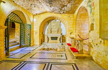 Rabat, Malta - 16 Haziran 2018: St Paul Grotto küçük kilisede oyulmuş taş sunak ve mezar taşları katta, 16 Haziran'da Rabat, iç.