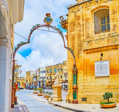 Malta, Rabat 'taki College caddesindeki ziyafet kemerinden St. Paul Meydanı manzarası.