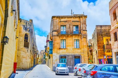 St. Paul caddesinin eski taş yapıları, küçük dükkanları ve kafeleri olan mimari topluluğu, Rabat, Malta