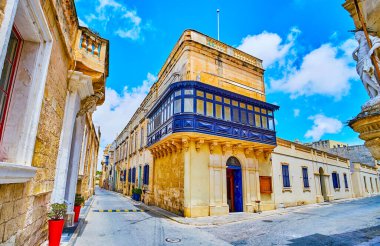 Tarihi malikanenin manzaralı köşesi (Palazzo Xara), taştan armalar ve koyu mavi ahşap Malta balkonu ile süslenmiş, Rabat, Malta
