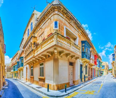 Sokak köşesi manzaralı tarihi yapı oyulmuş ahşap balkon, Rabat, Malta