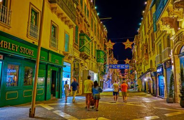 Valletta, Malta - 16 Haziran 2018: Cumhuriyet Caddesi akşam yürüyüşleri için güzel yer, turist ziyaret kafeler ve 16 Haziran'da Valletta taze serin esinti, zevk.
