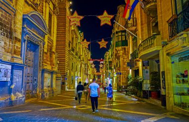 Valletta, Malta - 16 Haziran 2018: Cumhuriyeti her zaman 16 Haziran'da Valletta akşam kalabalık şehir merkezine mesire sokağım.