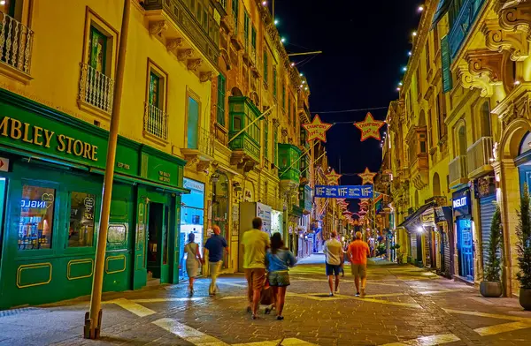 Valletta, Malta - 16 Haziran 2018: Cumhuriyet Caddesi akşam yürüyüşleri için güzel yer, turist ziyaret kafeler ve 16 Haziran'da Valletta taze serin esinti, zevk.