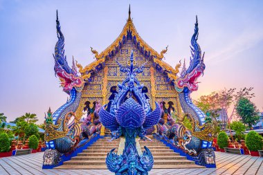 Chiang Rai, Tayland 'da Wat Rong Suea 10 (Mavi Tapınak) girişinde iki Naga yılanı nöbet tutuyor.