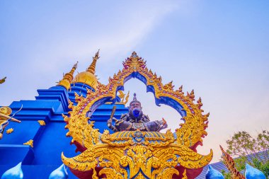 Garuda benzeri heykel Wat Rong Suea Ten 'deki Chedi' de (Mavi Tapınak), Chiang Rai, Tayland