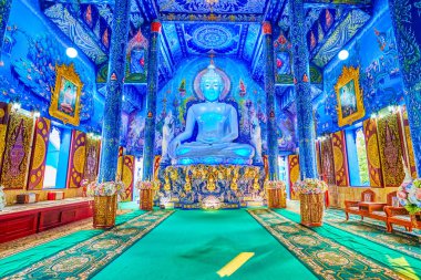 CHIANG RAI, THAILAND - 10 Mayıs 2019: Buddha 'nın beyaz heykeli Wat Rong Suea 10 Mayıs' ta Chiang Rai, Tayland