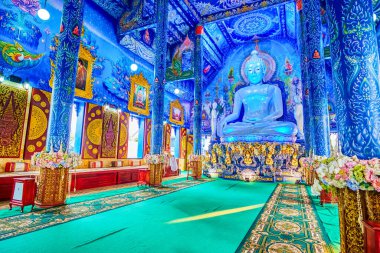 CHIANG RAI, THAILAND - 10 Mayıs 2019: Buddha 'nın beyaz heykeli Wat Rong Suea 10 Mayıs' ta Chiang Rai, Tayland