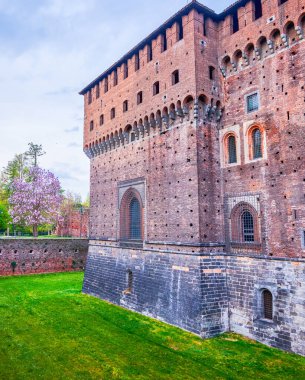 Kale Kulesi (Torre Castellana) ile Sforza Kalesi ve Sempione Park, Milan, İtalya 'da derin hendek