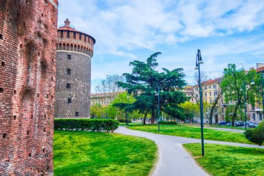 Sempione Park, Milan, İtalya 'da ortaçağ duvarları ve Kutsal Ruh Kulesi olan Sforza Kalesi