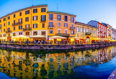 MILAN, ITALY - 08 Nisan 2022: Naviglio Grande 8 Nisan akşamı geç saatlerde İtalya 'nın Milano kentinde hareketli barlar ve canlı müzikler dolduruldu