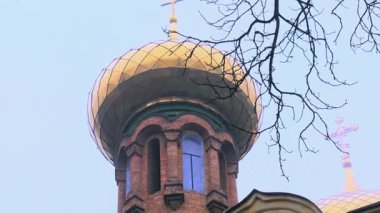 Bakire Meryem Kilisesi 'nin, Priorka' nın, Kiev 'in, Ukrayna' nın soğan kubbelerinin ve tuğla duvarlarının panoramik görüntüsü