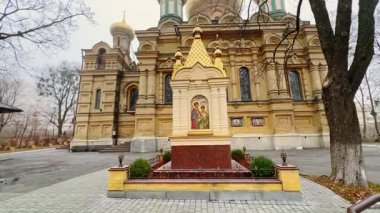 Küçük şapelin panoraması ve Bakire Meryem, Priorka, Kyiv, Ukrayna Kilisesi