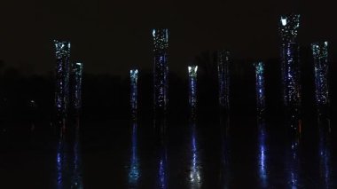 Babyn Yar Soykırımı Anıt Parkı, Kyiv, Ukrayna 'daki Ayna Alanı kurulumunun akşam manzarası
