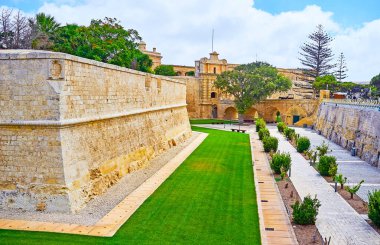 Mdina kale St Peter's Bastion ön plan, Malta üzerinde bir görünüm ile duvar arasındaki tarihi hendek doğal süs parkta.