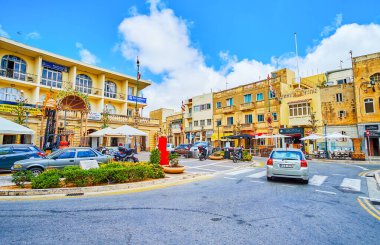 RABAT, MALTA - 16 Haziran 2018: San Pawl (St Paul) Meydanı 'ndaki merkezi kafeler ve restoranlar, 16 Haziran' da Rabat 'ta şemsiyelerle gölgelenmiş küçük açık oturaklarla.