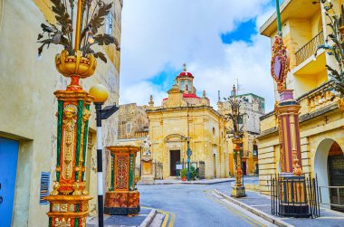 Şehir ziyafetiyle süslenmiş dar St. Agatha sokağı eski yeraltı mezarları Rabat, Malta ile ünlü tarihi St. Cataldus Kilisesi 'ne çıkar.