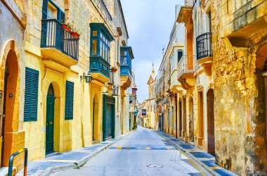 Tarihi St. Paul caddesinde yürü, Rabat, Malta 'daki eski yerleşim yerleri, turist dükkanları ve kiliselerle dolu.