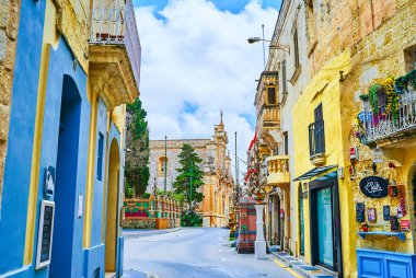 RABAT, MALTA - 16 Haziran 2018: St. Paul Caddesi 'nde arka planda çok sayıda kafe, bar, hediyelik eşya dükkanı ve Aziz Paul Kilisesi bulunmaktadır..