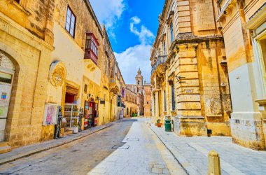 Mdina, Malta - 16 Haziran 2018: Ana şehir Hediyelik eşya mağazaları, sanat galerileri, kafeler ve müzeler, 16 Haziran'da Mdina içinde Sokak boyunca tembel yürüyüş.