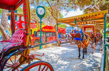 Mdina, Malta - 16 Haziran 2018: Atlı arabaları 16 Haziran'da Mdina içinde Şehir Parkı, gölgesinde kalede yer alan istasyonu.