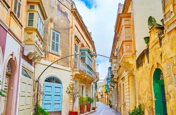 Rabat, Malta 'daki eski şehrin tipik parlak ahşap balkonları, kapıları ve pencere panjurları.