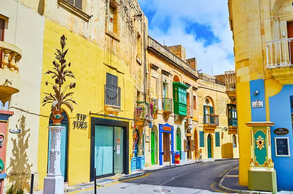 RABAT, MALTA - 16 Haziran 2018: Bar ve dükkanları olan turizm caddesi, 16 Haziran 'da Malta' nın Rabat kentinde