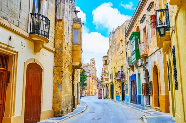 Arka planda St. Paul Caddesi ve St. Paul Kilisesi, Rabat, Malta