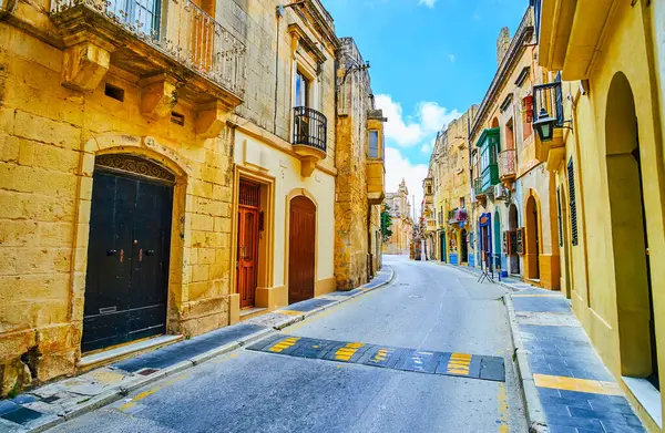 Arka planda St. Paul Caddesi ve St. Paul Kilisesi, Rabat, Malta