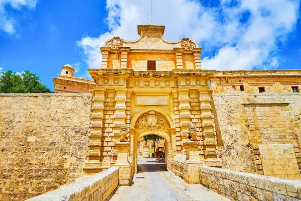 Mdina Kalesi 'nin zengin dekore edilmiş ana caddesi (Vilhena) Aslan-muhafızların heykelleri ve Mdina, Malta' daki girişin yukarısındaki armalı arma.